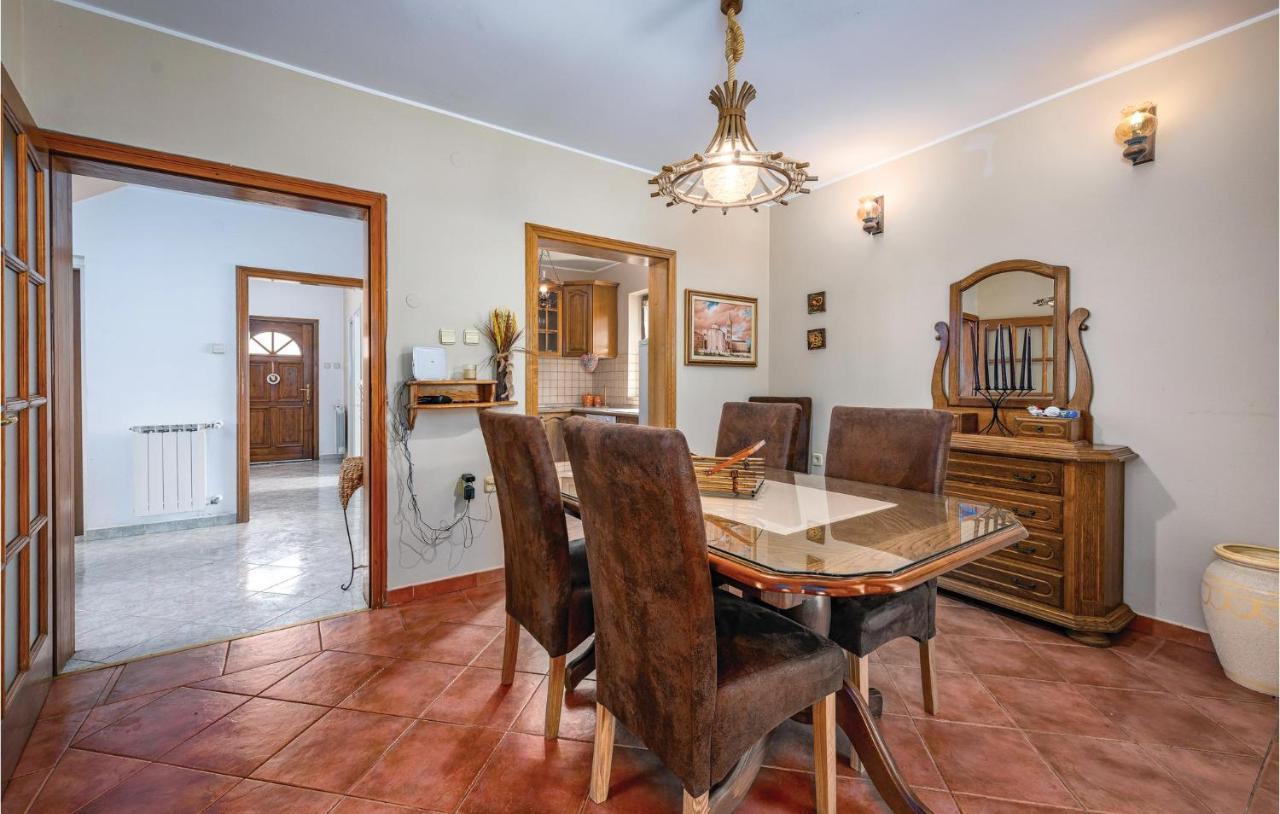 Apartment Stunning In With Kitchen Rovinj