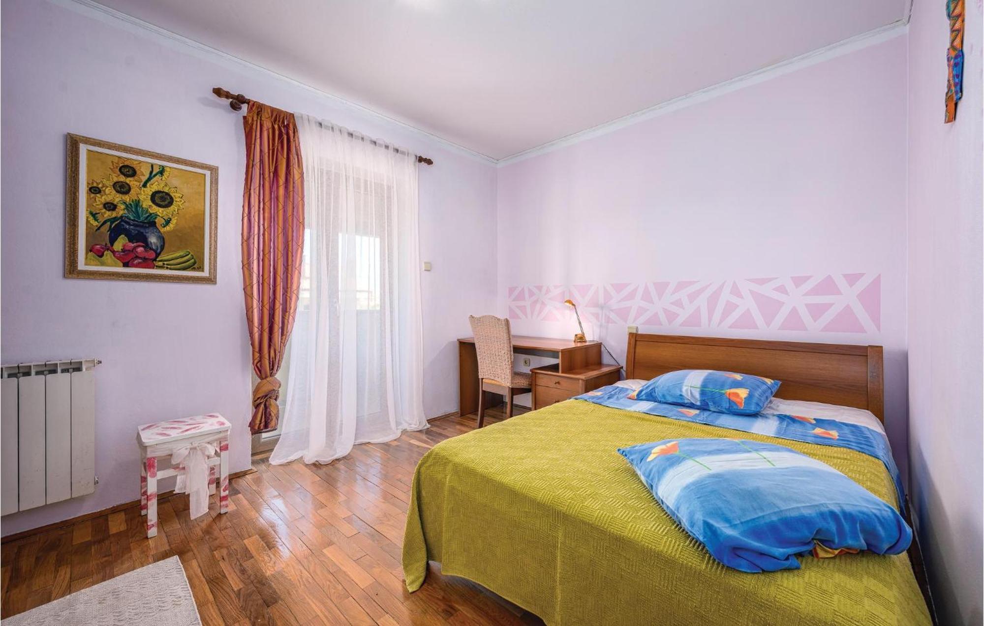 Apartment Stunning In With Kitchen Rovinj